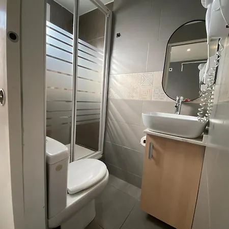Nuevas Con Bano Privado Frente Al Metro St Mwc Barcelona-fira * 오스피탈레트 데 요브레가트